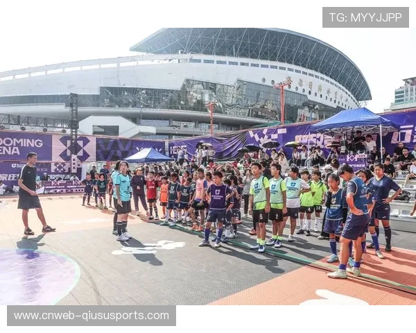 雨中断比赛与恢复进行，考验赛事组织与队伍应变能力